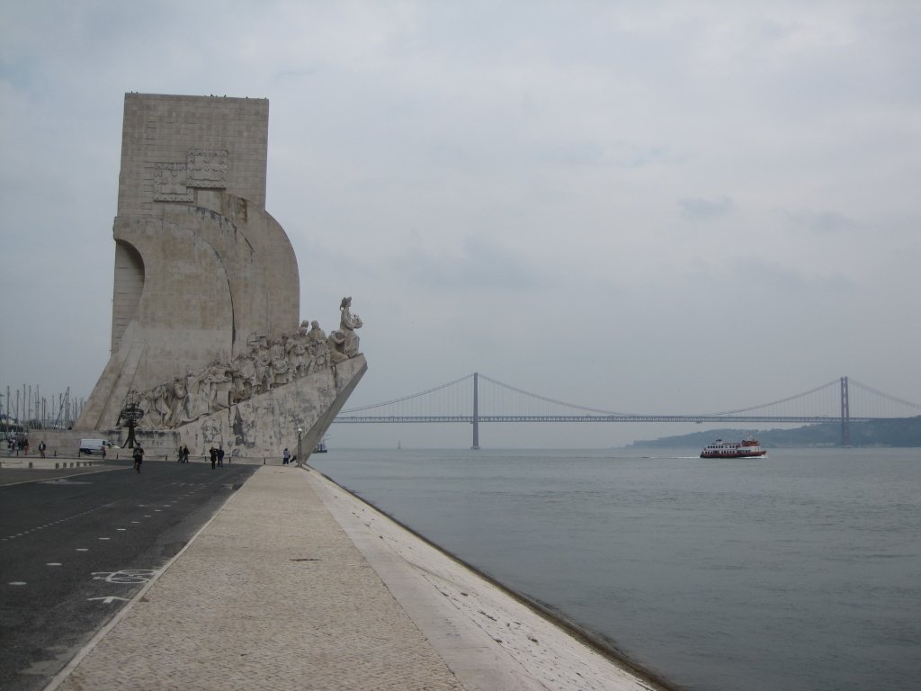 19-Padrao dos Descobrimentos and the Ponte 25 de Abril in the distance.jpg - Padrao dos Descobrimentos and the Ponte 25 de Abril in the distance